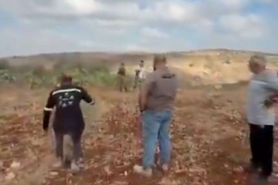 תיעוד: חייל צה"ל ירה לעבר פלסטיני שעמד מולו. בצה"ל מתחקרים , מתוך חשבון X
