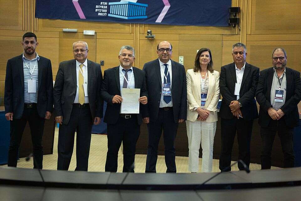 נציגי הרשימה המשותפת מגישים את שמות המועמדים לוועדת הבחירות המרכזית , אורן בן חקון