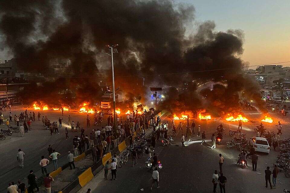 מחאת ענק בעיר אדליב בסוריה על העלאת מחירי הדלק , איי.פי
