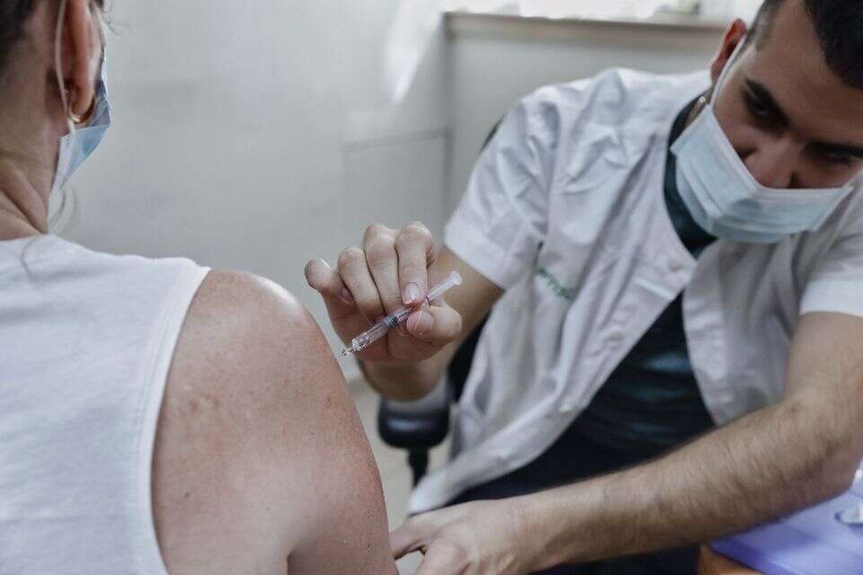 במשרד הבריאות נערכים לקראת החורף. חיסון נגד שפעת , יהושע יוסף