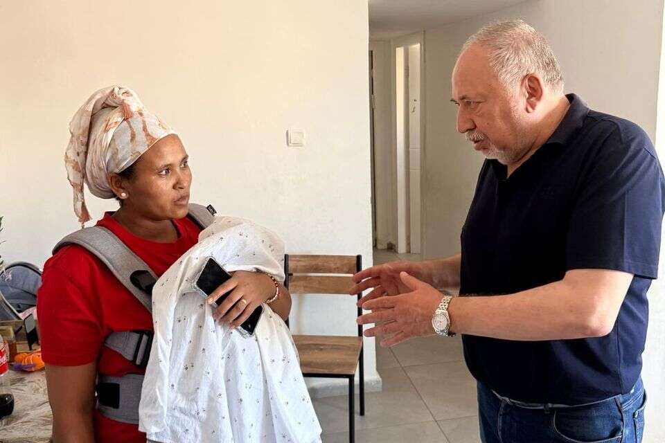ליברמן עם בנצ'י קסאו, אימה של היימנוט , המטה להחזרת היימנוט