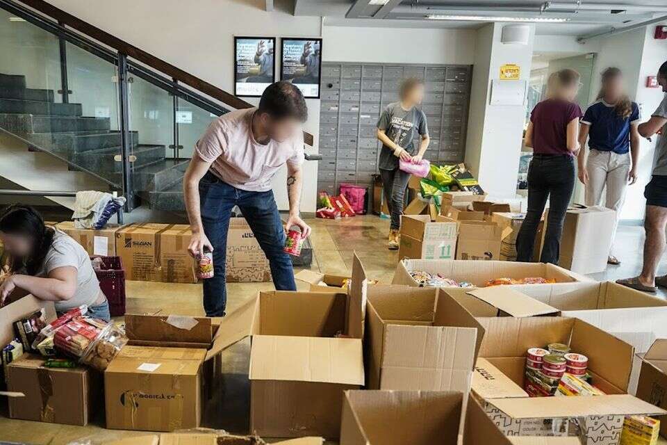 אריזת חבילות לקראת החג (למצולמים אין קשר לכתבה) , ניצן זוהר דוברות הטכניון