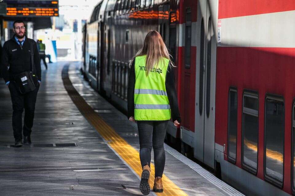 תחנת רכבת ההגנה (ארכיון) , אורן בן חקון