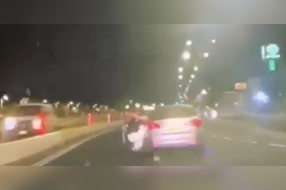 שוטרת נתלית על רכבו של חשוד שמנסה להימלט , .