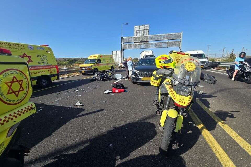 רוכב אופנוע נפגע ממשאית בכביש 20 , תיעוד מבצעי מד"א