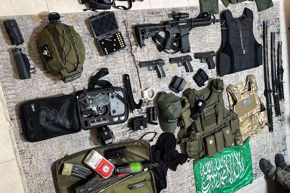 הציוד והנשקים שנתפסו בבית החשוד בכפר קאסם , דוברות המשטרה