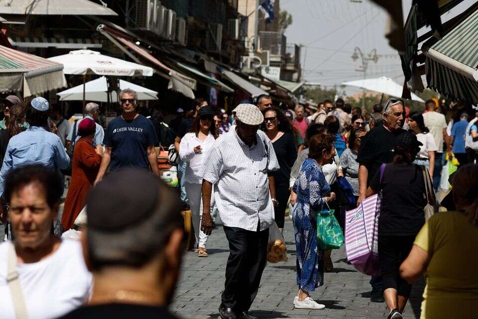 עלייה בהוצאות החיוב. שוק מחנה יהודה בערב ראש השנה , אורן בן חקון