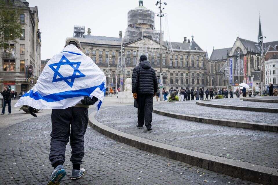 epa11709804 A man wearing an Israeli flag on his shoulders walks around Dam Square in Amsterdam, Netherlands, 08 November 2024. The Israeli army confirmed on 08 November it was preparing to "deploy a rescue mission with the coordination of the Dutch government [...] following severe and violent incidents against Israelis in Amsterdam", after clashes broke out after a match between Ajax and Israeli soccer club Maccabi Tel Aviv.  EPA/Remko de Waal   *** Local Caption *** 10.11.24 , EPA/Remko de Waal  
