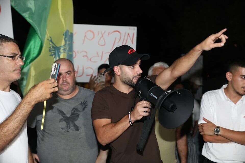 מרדכי דוד בהפגנה מתחת לבית אימה של יוצרת הסרט "נז"א" , גדעון מרקוביץ'