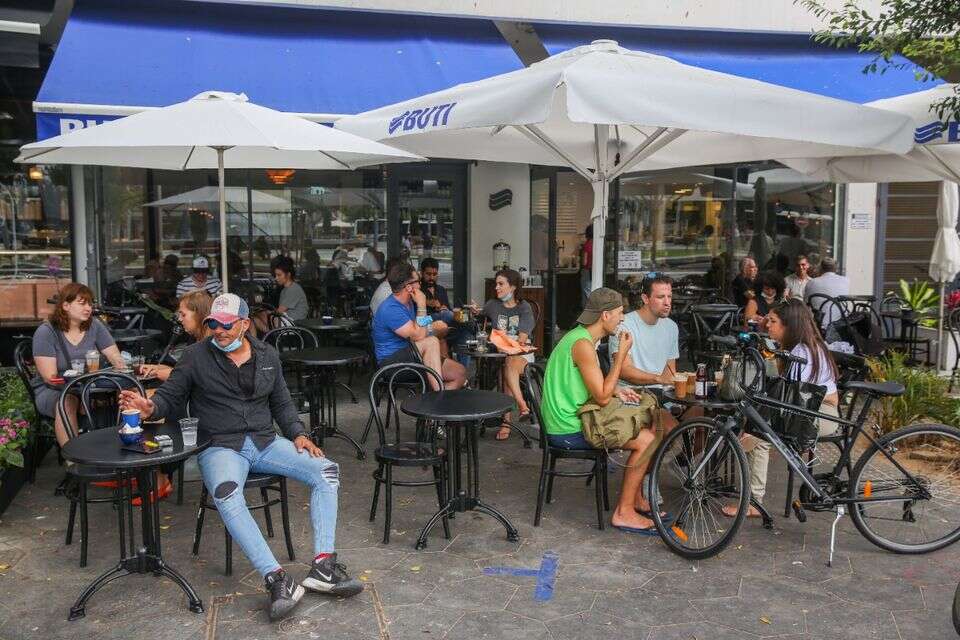 בית הקפה בוטי בתל אביב. למצולמים אין קשר לכתבה , יהושע יוסף