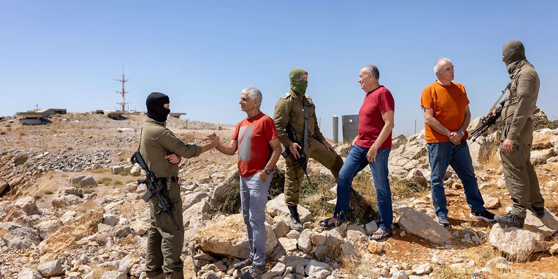משמאל לימין: איתן צדוק, דורון כהן ואלי פיימן עם לוחמי גולני במוצב החרמון , אריק סולטן