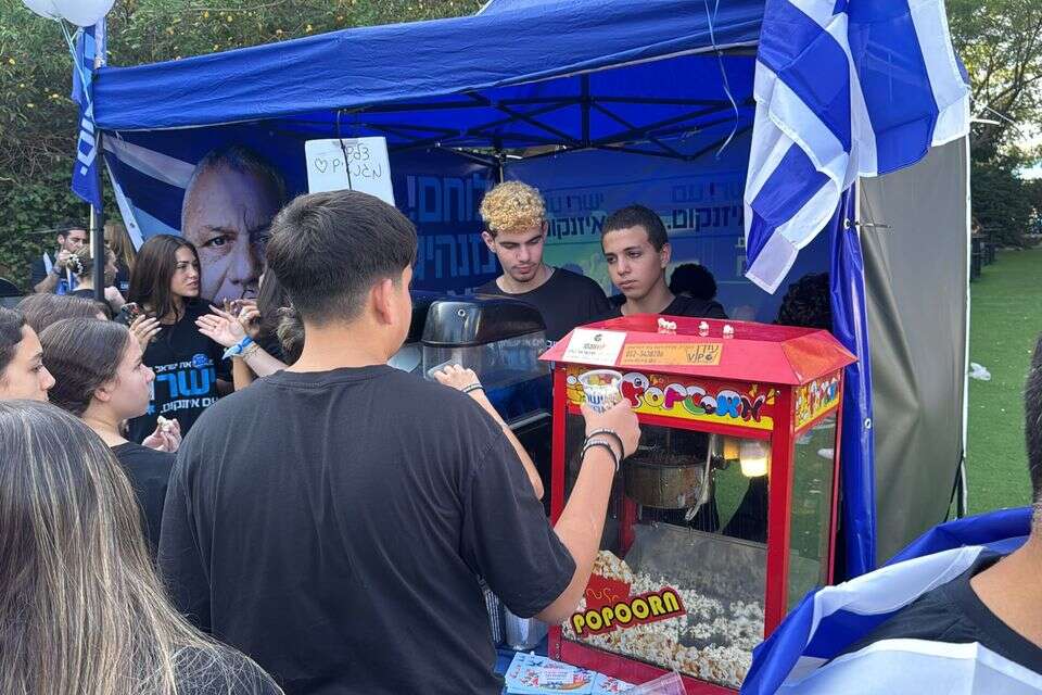 דוכן של מפלגת ישר של איזנקוט בבית ספר בליך , אילי זילברברג