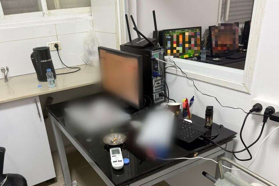 המחשבים שנמצאו בדירת ההימורים בעפולה , דוברות המשטרה