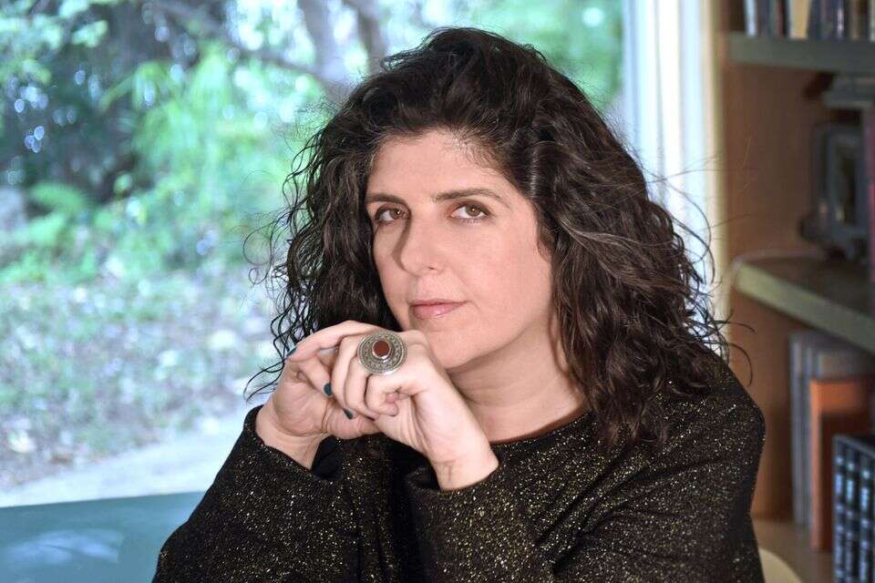 נעה ידלין. משאירה אותנו בלי פסק דין ובלי נחמה , איריס נשר