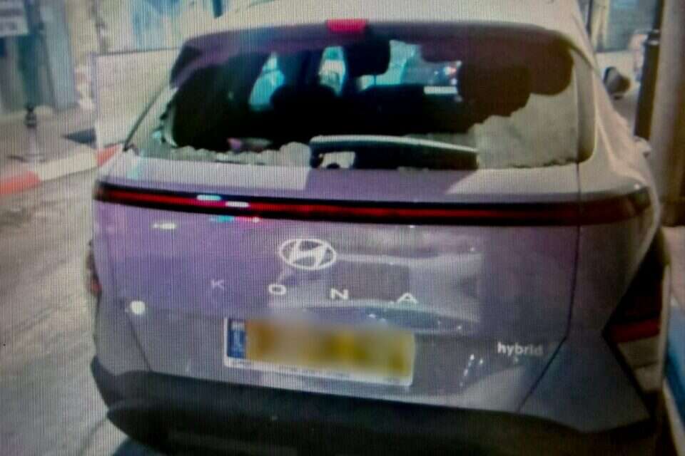 תושב ירושלים נאשם כי הצית תחנת לוטו בצפת וגרם נזק לחמישה כלי רכב , דוברות המשטרה