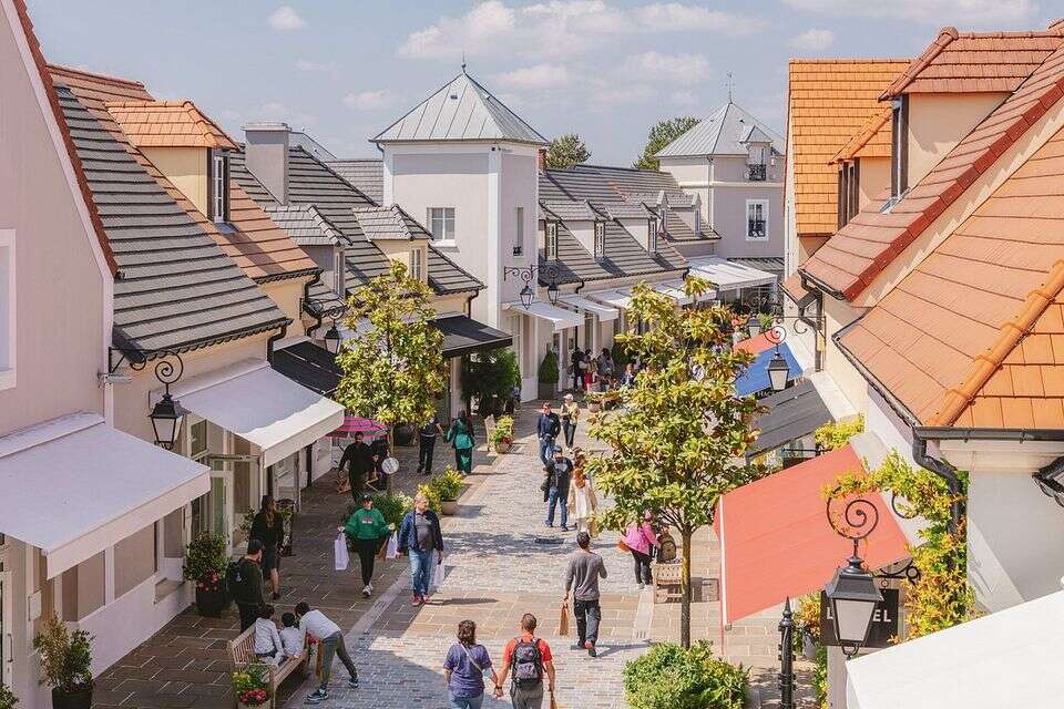 La Vallée Village , שימוש לפי סעיף 27א' לחוק זכויות יוצרים