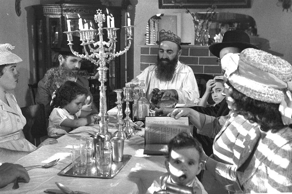 החיך מתגעגע. משפחה יושבת לשולחן ערב יום הכיפורים, 1960 , פריץ כהן / לע"מ