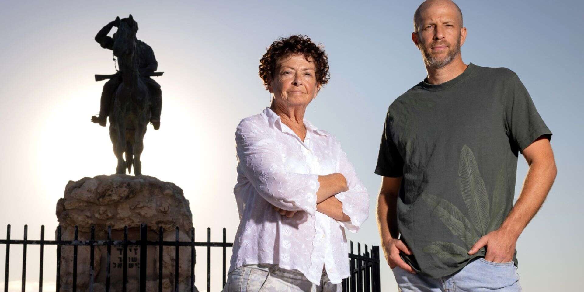 "עמידה איתנה על הקרקע לצד פיוס ודו-קיום". הנין יונתן והנכדה טלי על רקע פסלו של אלכסנדר זייד , אריק סולטן