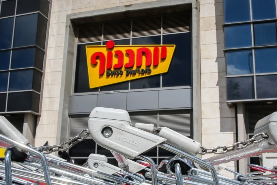רשתת יוחננוף. מוכרת אוזניות AirPods 4 של אפל ב-369 שקלים , אורן בן חקון