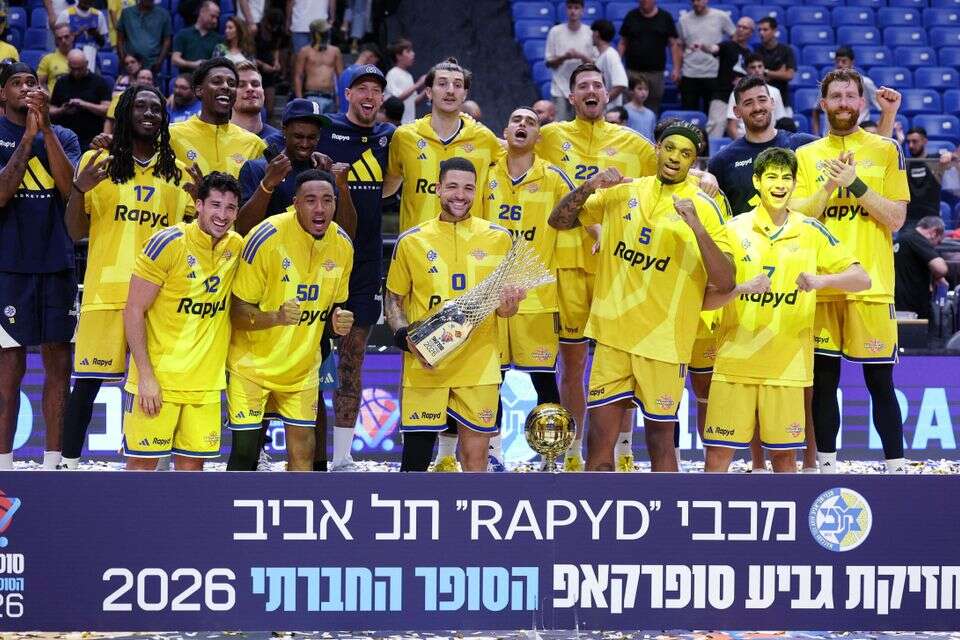 שחקני מכבי תל אביב חוגגים עם גביע הסופרקאפ , אלן שיבר