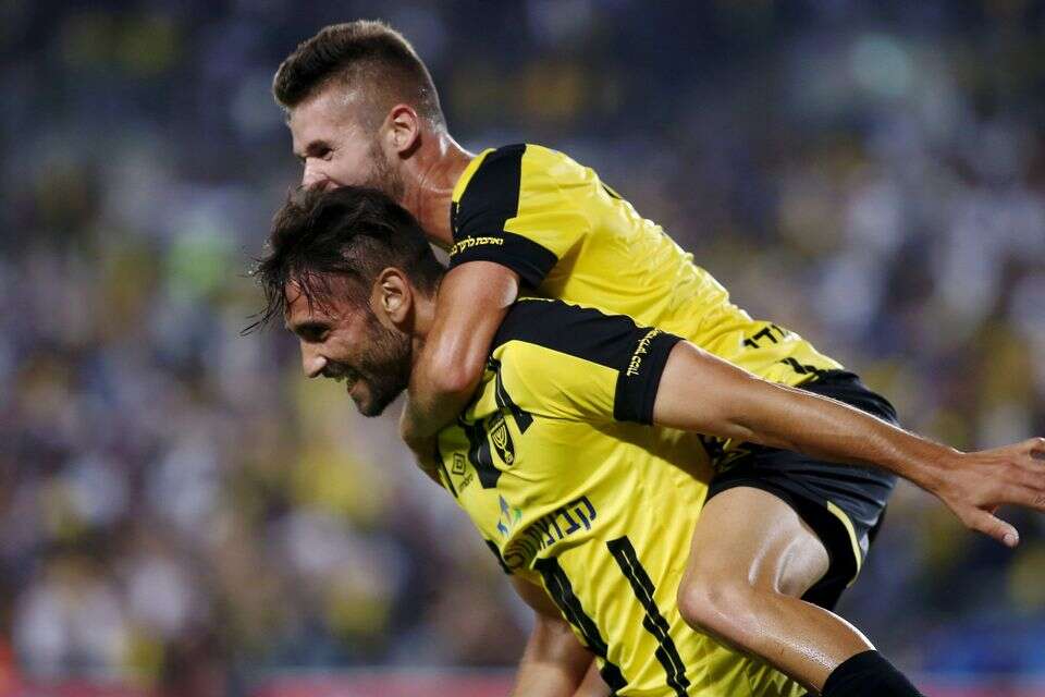 מקס גרצ'קין חוגג עם אנתוני וארן. הצרפתי רשם תקופה יפה בבירה , אלן שיבר