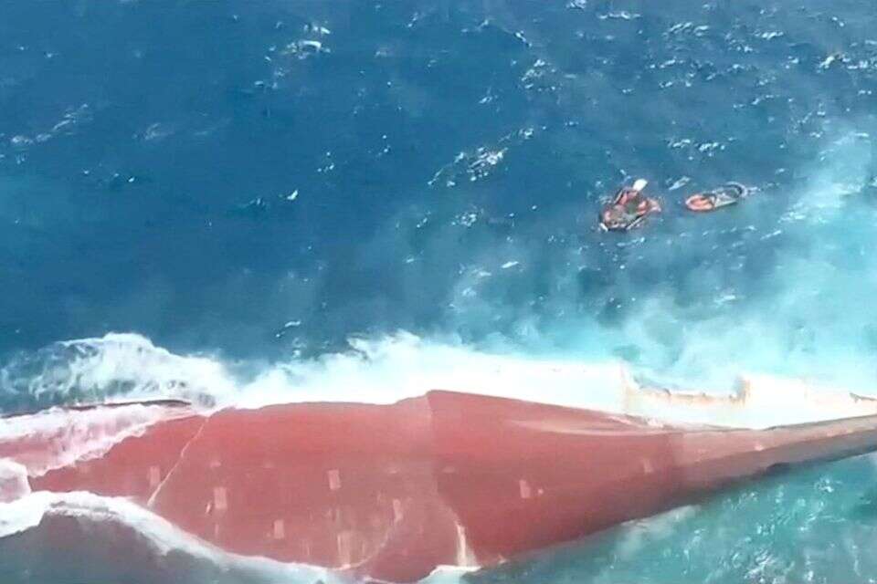 עשרות עדיין נעדרים , הספינה שהתהפכה באינדונזיה