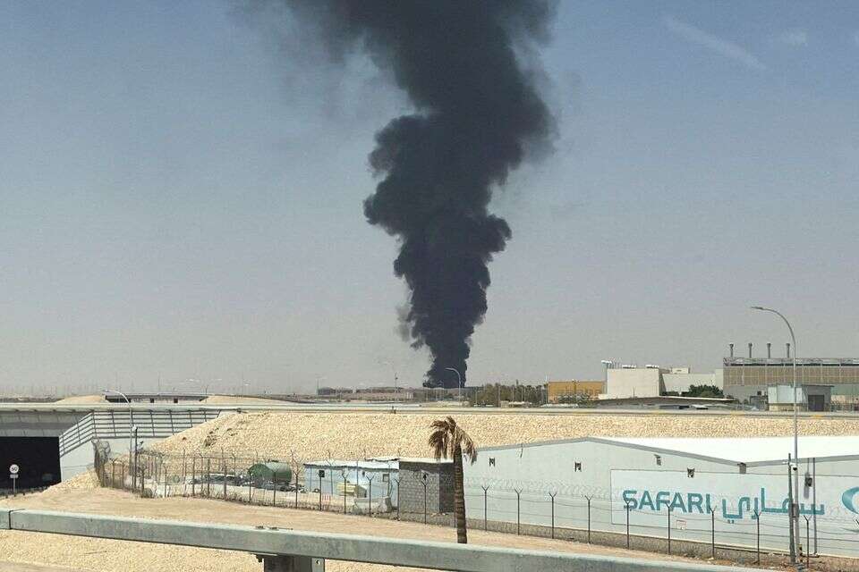 עשן מיתמר באזור אחסון הנפט סמוך לשדה התעופה הבינלאומי בריאד , רויטרס