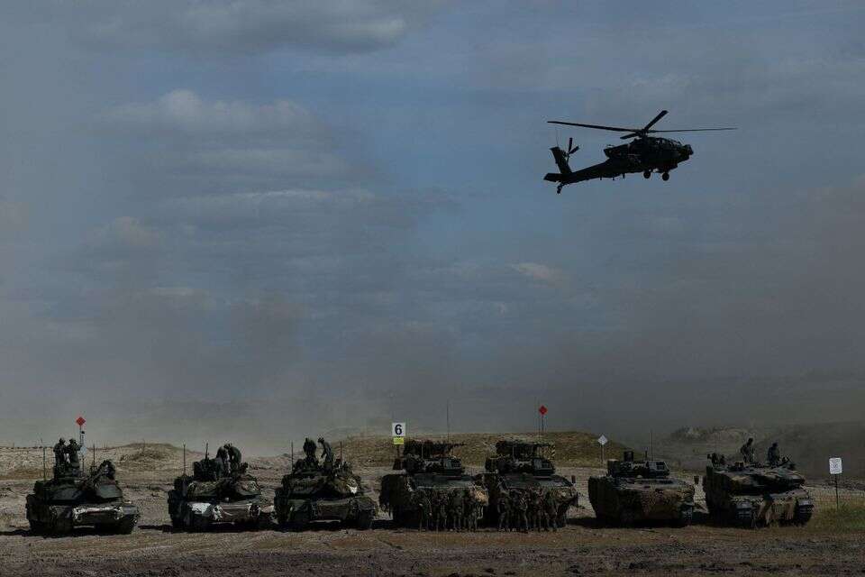 מסוק אפאצ'י פולני חולף מעל משוריינים במהלך תרגיל צבאי , רויטרס