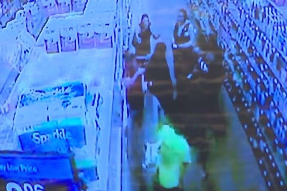הורי הנערה תוקפים את הקשיש בסופר , .