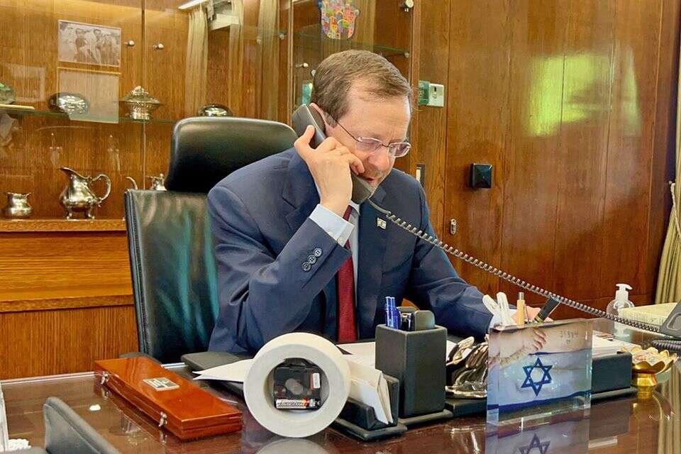 הנשיא יצחק הרצוג מעניק חנינה לקצין סגן טביבו דסטה
מפקד מחלקה בגדוד 12 של חטיבת גולני
הנשיא מבשר על החנינה , דוברות בית הנשיא