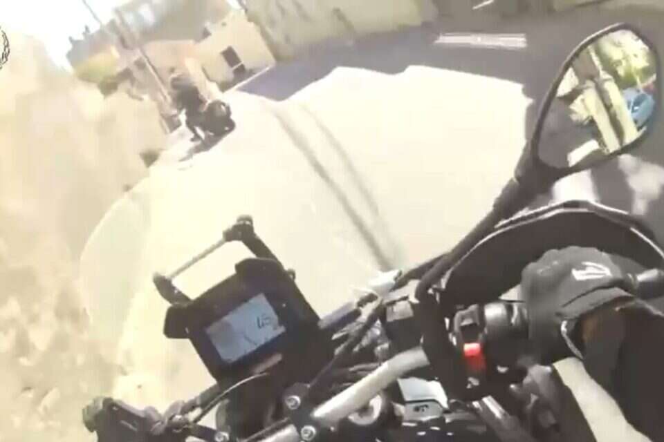 לוחמי מג״ב הבחינו בקטנוע שעליו שני רוכבים ללא קסדות , דוברות המשטרה
