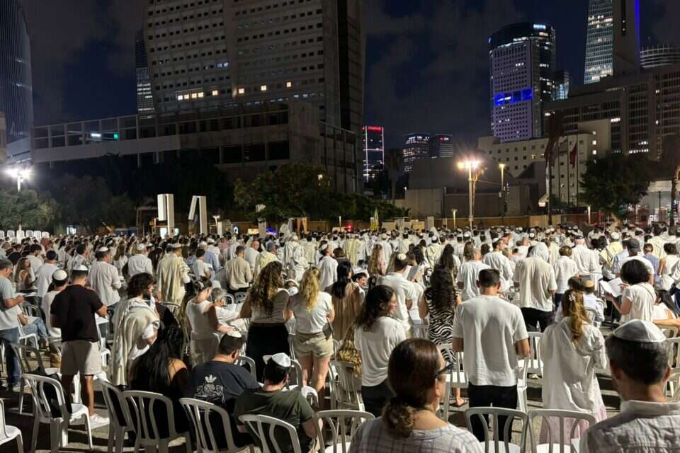 בכיכר החטופים התקיימה תפילת יום הכיפורים, בהשתתפות משפחות חטופים, משפחות שכולות, רבנים ואנשי ציבור , ללא