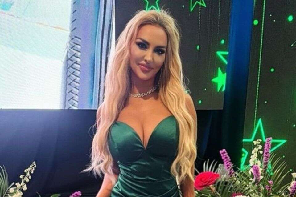 המגישה והמפיקה ג'ניפר אקרט , פייסבוק