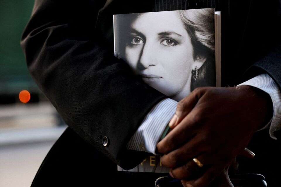 A shopper holds a copy of Princess Diana's brother Charles Spencer's book "Swan Song: Diana, My Sister" at Waterstones bookshop in London, Britain, September 22, 2026. REUTERS/Jack Taylor TPX IMAGES OF THE DAY , REUTERS/Jack Taylor