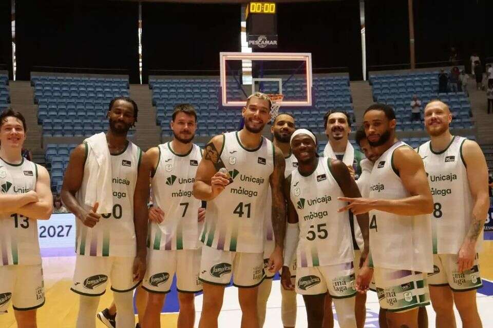 ווילי הרננגומס (באמצע) עם שחקני מלאגה , Unicaja Malaga