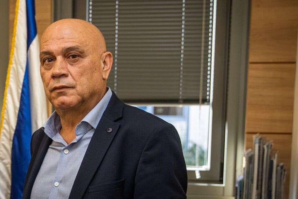 עיסאווי פריג' , אורן בן חקון