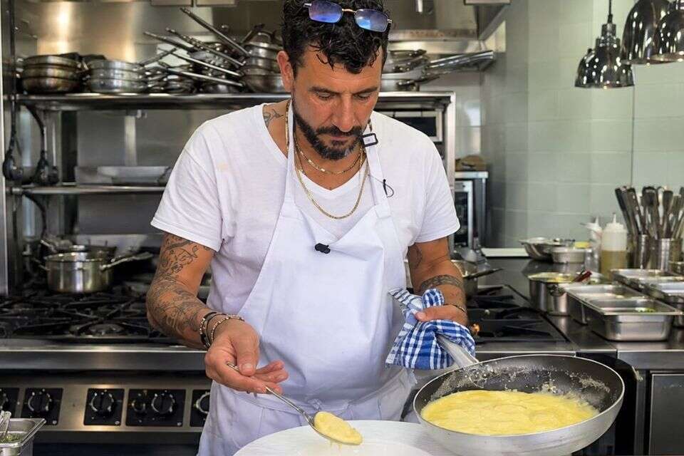 אביב משה בפעולה בהקמה של מסעדת "זבולון" , שימוש לפי סעיף 27א לחוק זכויות יוצרים