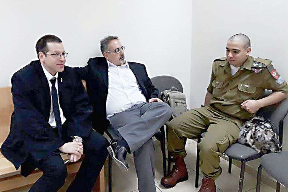 היה ברור שאזריה ננטש. כותב שורות אלה (במרכז) עם אזריה ועורך דינו אייל בסרגליק , ללא