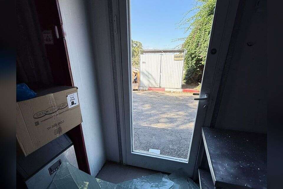 נעצר חשוד בגניבת רכב וקופת עסק במושב ניר בנים ברהט , .