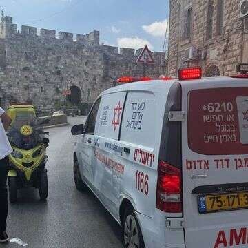 צעירה בת 23 נפלה ממיניבוס נוסע בירושלים, מצבה קשה , מד"א