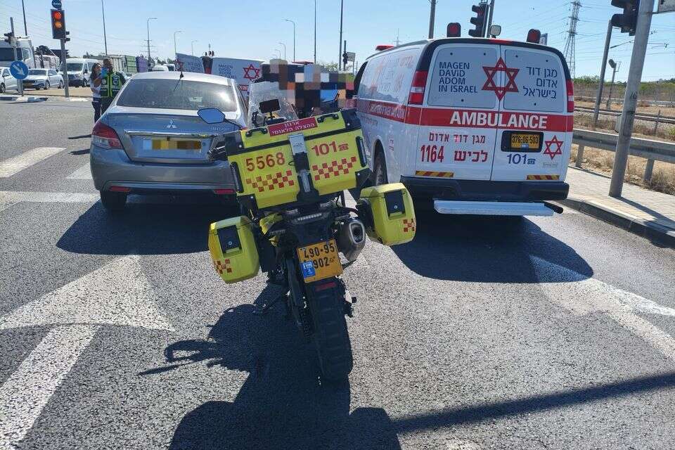 תאונת דרכים בין שני כלי רכב בכביש 4, בת 38 במצב בינוני , מד"א