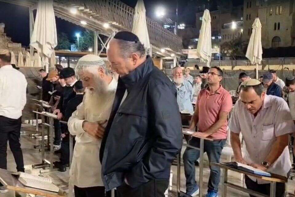 התפילה בכותל , צילום מסך מתוך סרטון הקרן למורשת הכותל