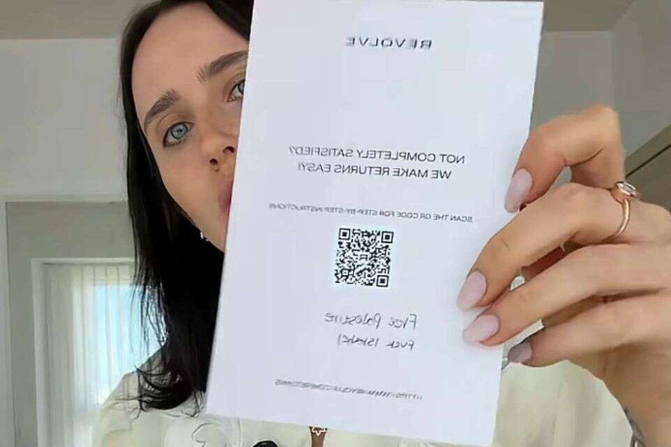 עמית חייקין עם הפתק שקיבלה בהזמנה , צילום מסך