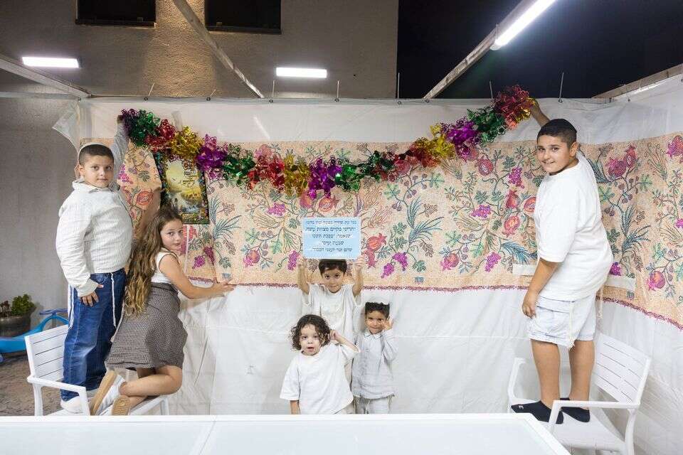 לא רק לולב והדסים. משפחת מרציאנו מאשדוד בונה סוכה , לירון מולדובן