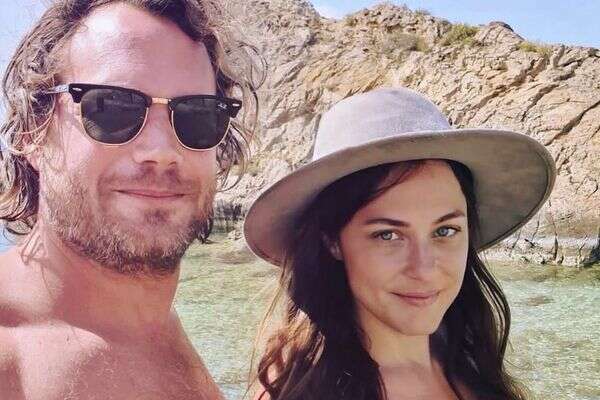 נפרדת אחרי ימים ארוכים בחופשה משותפת. קרן פלס ונועם טור , אינסטגרם