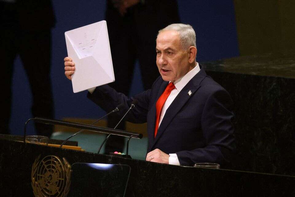רה"מ נתניהו מציג את ה"סטארלינק" מעל דוכן האו"ם , AFP