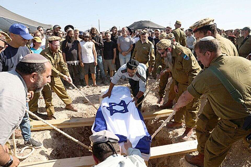 הלוויית נתנאל שוקרון השבוע, והלוויית סבו ב־1957. הם לא צריכים סיבות לרצוח יהודים , רויטרס
