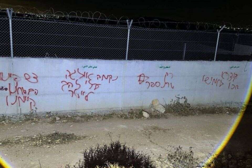 קיר עם כתובות גרפיטי לאחר הפיגוע הקוראים לנקמה , רשתות ערביות