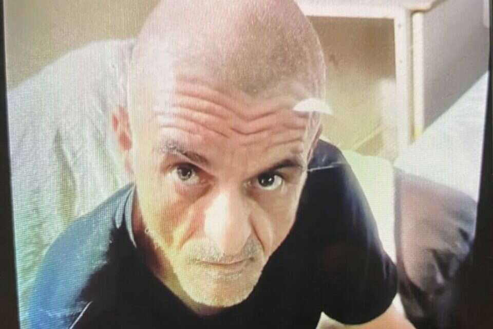 דורון ויצמן, בעת מעצרו לאחר שגילח את הראש והשפם , ללא