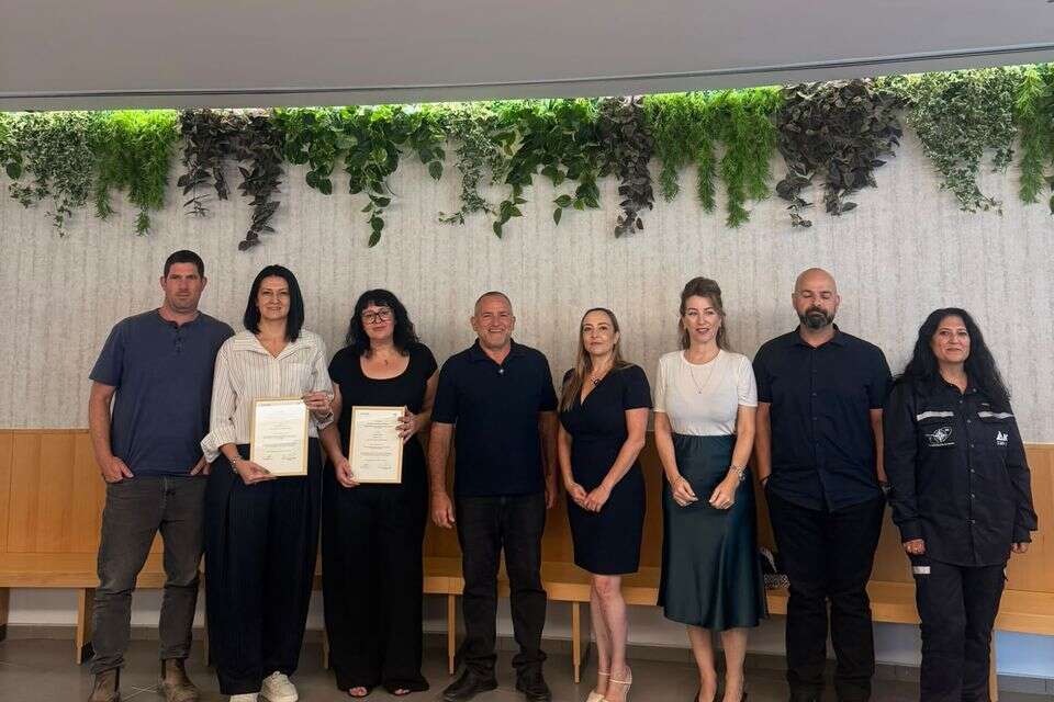 תומר ביטון, ראש מועצת נאות חובב, עם חוקרות מהמכללה האקדמית להנדסה ע"ש סמי שמעון , יח"צ